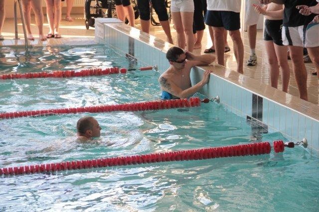 Podopieczni Fundacji &quot;Podaj Dalej&quot; na zawodach pływackich