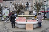 Pikieta na rynku w Nakle. Nakielskie babcie mówią „nie” rządowi PiS i solidaryzują się ze Strajkiem Kobiet