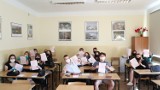 Matura 2020 w Liceum Ogólnokształcącym w Poddębicach dobiegła końca. Dziś pożegnano uczniów młodszych klas (ZDJĘCIA)