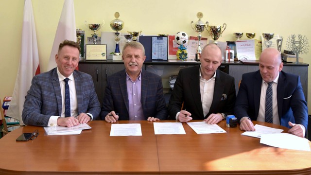 Umowę na budowę hali sportowej podpisali samorządowcy i przedstawiciele wykonawcy