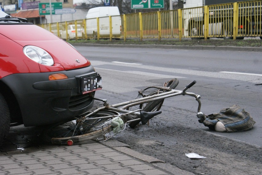 Wypadek w Kaliszu. Potrącenie rowerzysty na alei Wojska Polskiego [FOTO, WIDEO]