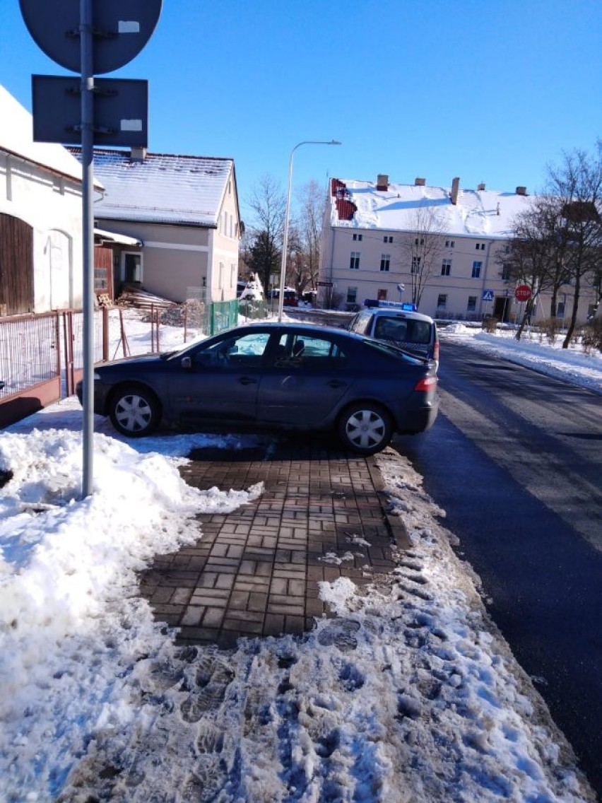 Bezmyślni kierowcy w Jeleniej Górze. Zobacz jak parkują "święte krowy"