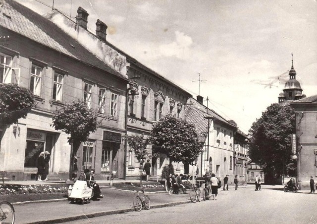 Jak zmieniał się kęcki Rynek można zobaczyć na przykładzie tego zdjęcia z przełomu lat 50. i 60. ub. wieku