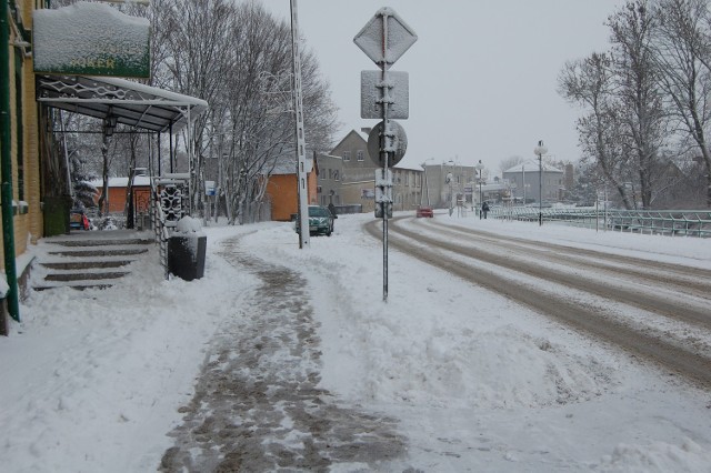 Śnieg spowodował utrudnienia w ruchu pojazdów w Nowym Dworze Gd.