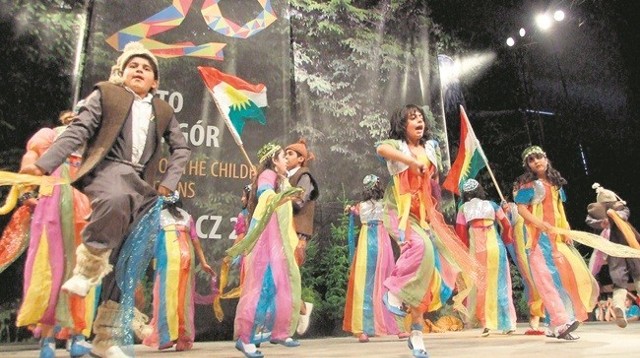 W programie kurdyjskiej grupy rytm i dynamika tańca narastały aż do finezyjnego finału z narodowymi flagami