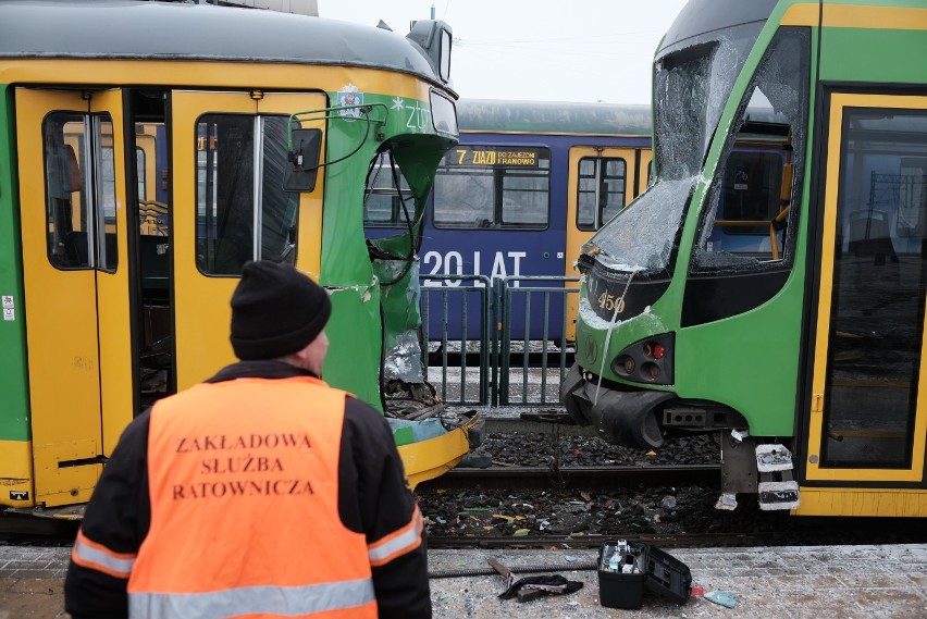 Na pętli Zawady zderzyły się dwa tramwaje - jeden najechał...