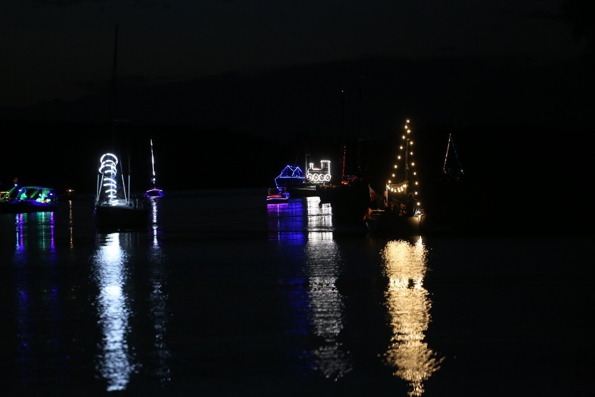 Parada iluminowanych łodzi na Jeziorze Wolsztyńskim.