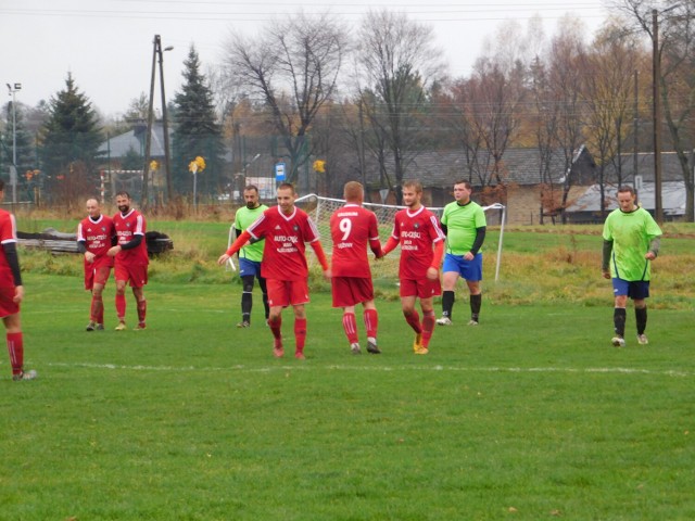 Gaudium Łężyny (czerwone stroje) wygrało z LKS Brzezówka 7-3