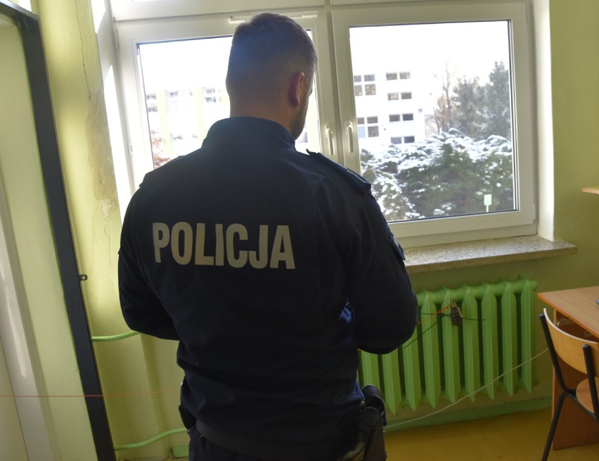 „W budynku szkoły, w pustej sali jest granat”. Policyjne ćwiczenia w Szkole Podstawowej nr 7 w Bochni. Zdjęcia z akcji