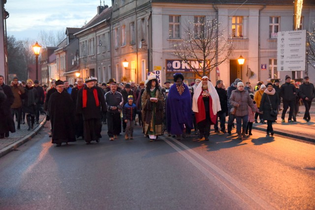 Celem orszaków był zamek. Wierni z parafii pw. Pierwszych Męczenników Polski szli w zielonych barwach, prowadzeni przez proboszcza ks. Marka Rogeńskiego SAC i przez króla Melchiora, w którego  wcielił się kleryk Rafał Kierczuk. Na dziedzińcu średniowiecznej twierdzy spotkali się z dwoma pozostałymi orszakami oraz duchownymi – m.in. proboszczem parafii pw. Św.  Jana Chrzciciela i jednocześnie dziekanem dekanatu pszczewskiego ks. Markiem Walczakiem i proboszczem parafii pw. Św. Wojciecha ks. Pawłem Tokarczykiem. Oraz z królami Baltazarem i Kacprem, których grali Adrian Portała i Artur Łuczak.