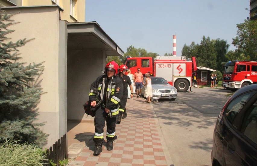 Uszkodzone auto na kieleckim osiedlu i ślady krwi. Mężczyzna się zabarykadował w mieszkaniu   