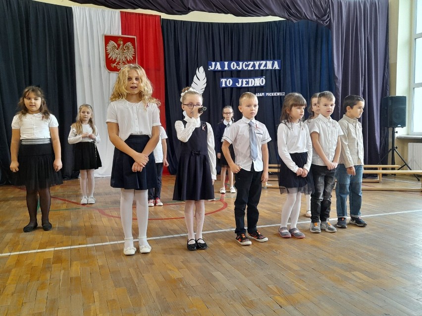 Ślubowanie pierwszych klas i Święto Niepodległości w PSP 5  w Radomsku. ZDJĘCIA