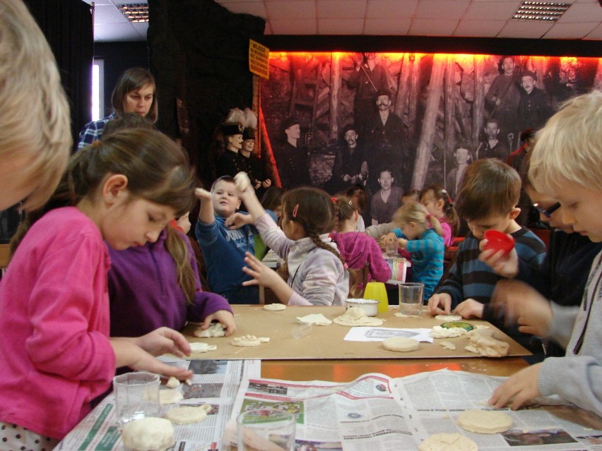 Ferie 2013 w Mysłowicach: Dzieci projektują z masy solnej odznaczenia. Sami zobaczcie