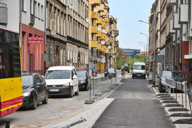 Nowe ścieżki rowerowe i przejścia dla pieszych na Przedmieściu Oławskim we Wrocławiu.