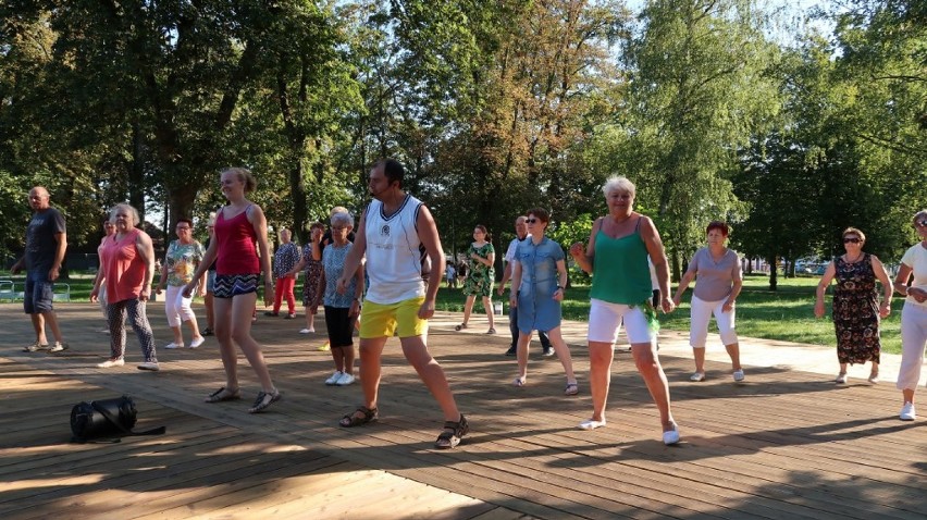 Leszno. Członkowie stowarzyszenia „Wygraj Siebie” tańczą w Parku Hermana. Zajęciom towarzyszy niezwykła energia i radość [ZDJĘCIA]