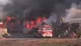Wielki pożar w Dąbrówce Wielkopolskiej: trwa dogaszanie hałdy śmieci [WIDEO]
