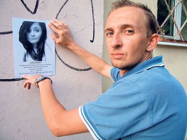 Ojciec Klaudii, Paweł Kaźmierczak, rozwiesił w Łodzi ponad 70 ulotek o zaginięciu córki (na zdjęciu wyżej).