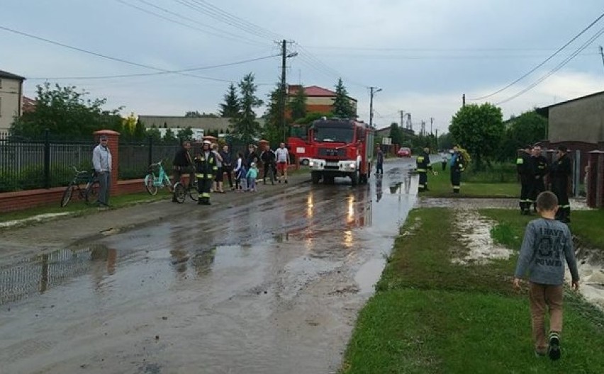 Burza nad Wolborzem: woda płynąca z pól zalała ulicę...