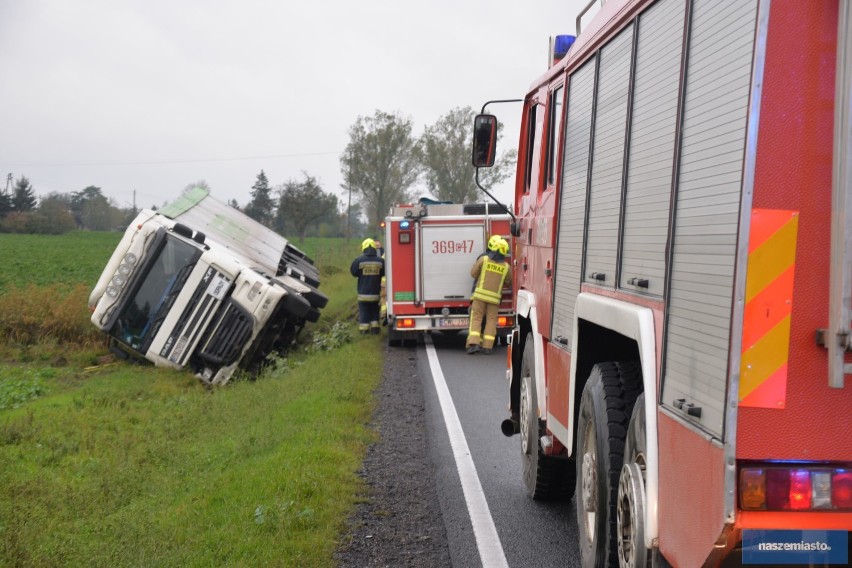Wypadek na drodze Włocławek - Radziejów. Tir wjechał do rowu [zdjęcia]
