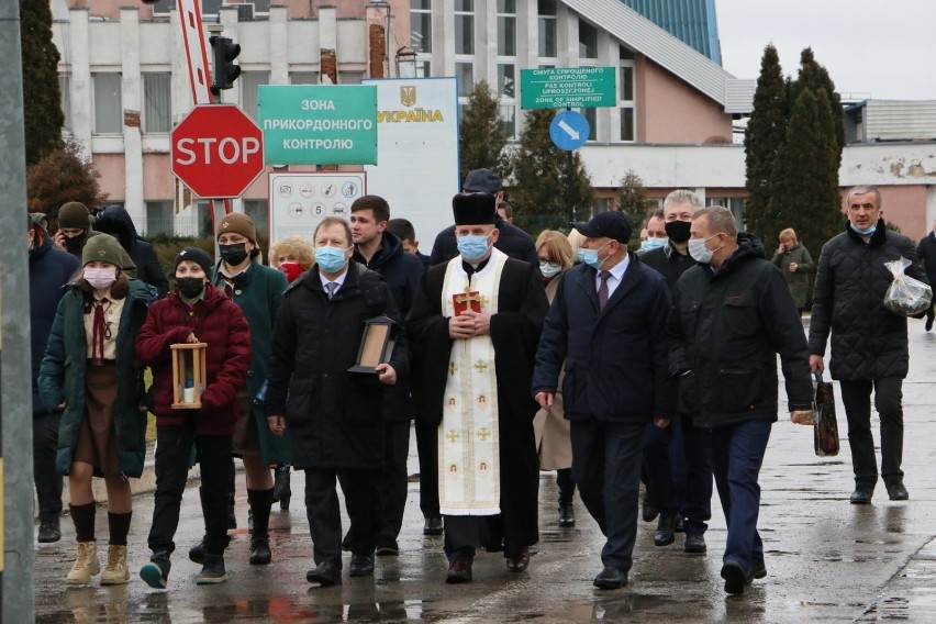 Harcerze i samorządowcy z powiatu jarosławskiego przekazali Ukraińcom Betlejemskie Światło Pokoju [ZDJĘCIA]