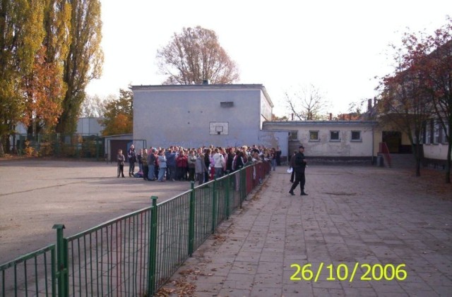 Uczniowie ewakuowani na boisko. Fot. Maksymilian Szczepaniak