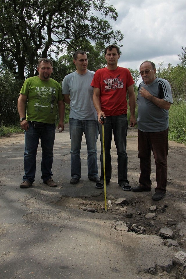 Tak głębokie są dziury w Karolewie. Stan drogi jest opłakany