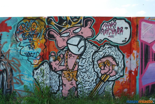 Różowa pantera w wersji "na bogato" znajduje się w okolicach ulicy Wilkowickiej. Graffiti widoczne jest dla pasażerów pociągów na trasie Leszno-Poznań. Murek w pobliżu ogródków działkowych stał się doskonałym miejscem dla tego rodzaju dzieł.