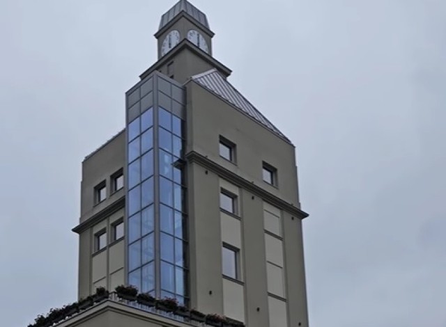 Na pofabrycznym terenie odbudowana została wieża z charakterystycznym zegarem. Z okazji 280 rocznicy nadania miastu praw miejskich zabrzmiał kurant