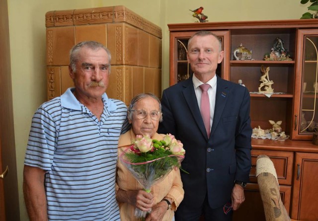 Nowy Dwór Gdański. Pani Franciszka Dajnowska obchodziła jubileusz 90 urodzin. Jubilatkę odwiedził Jacek Michalski, burmistrz Nowego Dworu Gdańskiego.