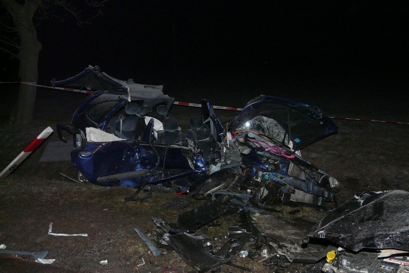 Tragiczny wypadek w Bukowie (gm. Ujazd) na drodze 713. Jedna osoba nie żyje, dwie ranne (zdjęcia)