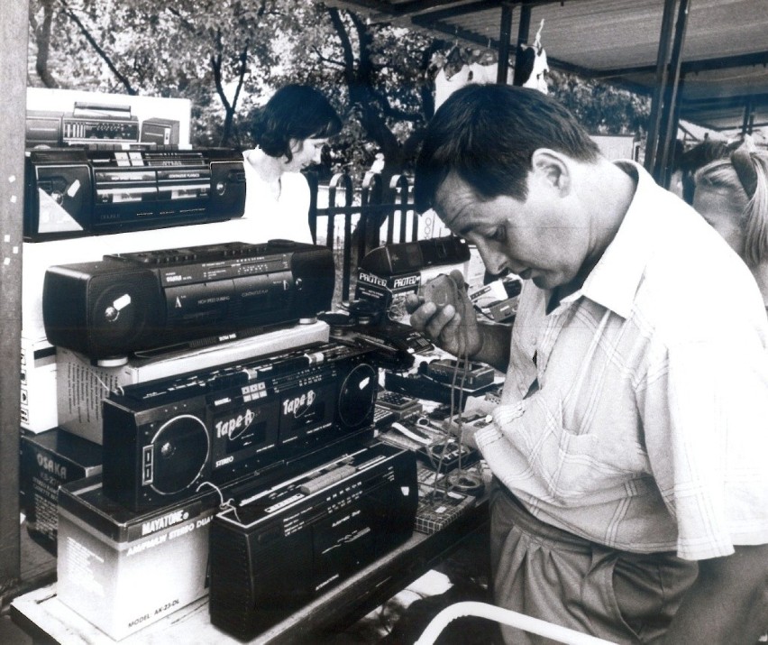 Radiomagnetofony sprzedawane ze straganów, początek lat...
