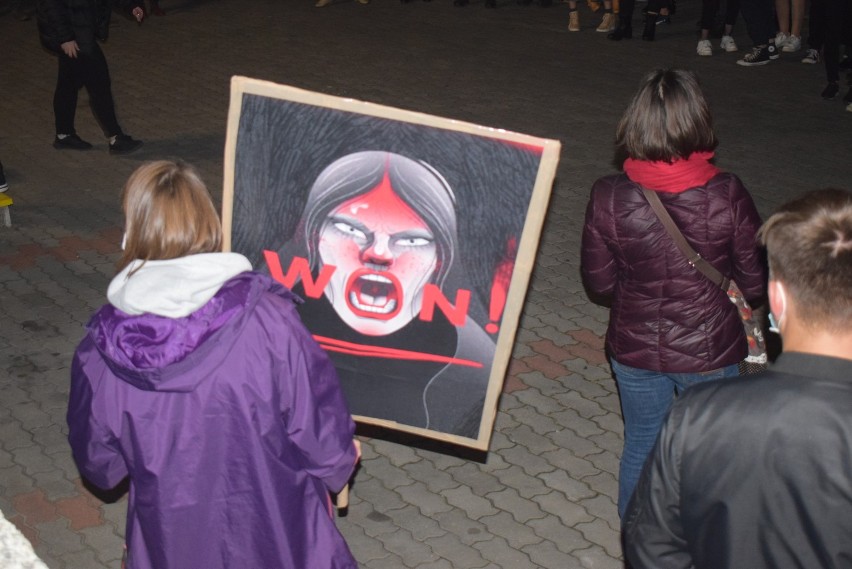 Protest kobiet w Sokółce. Głośne okrzyki, antyrządowe hasła, petardy i znicze pod "pisowskim" starostwem