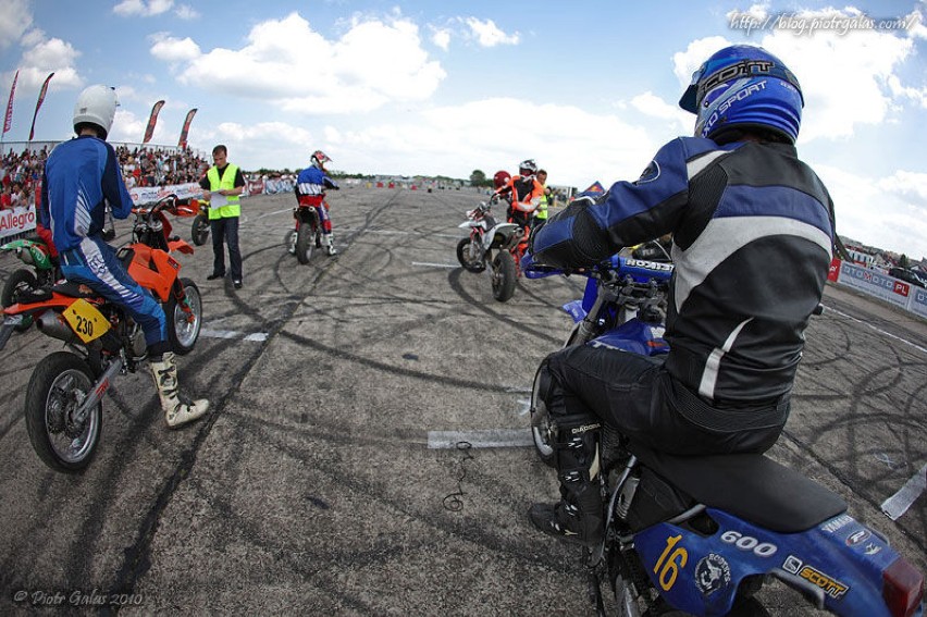 Eliminacje Supermoto zostały rozdzielone na serię wyścigów...