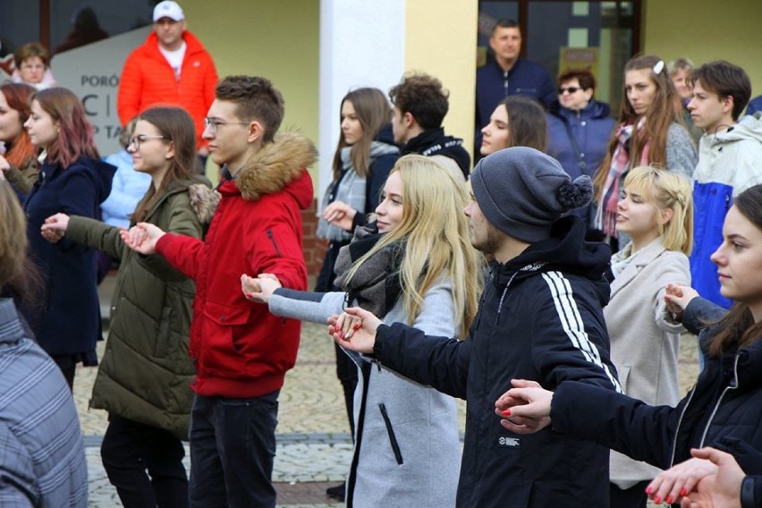 Maturzyści zatańczyli poloneza na polkowickim rynku [ZDJĘCIA]      