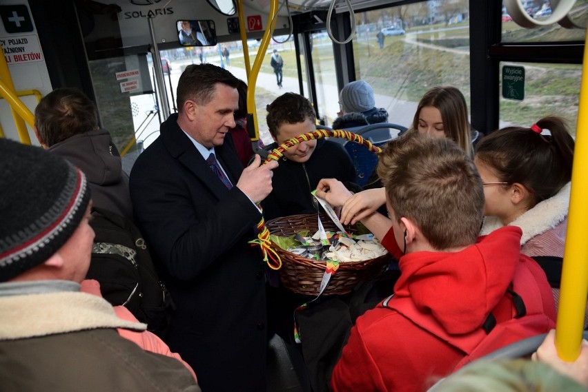 Prezydent ruszył w teren i rozdawał gadżety oraz słodycze. Tak świętował urodziny miasta [ZDJĘCIA]