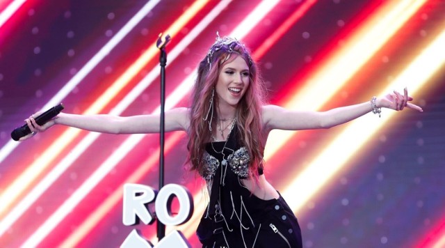 Roksana Węgiel, czyli popularna Roxie, sławę zawdzięcza zwycięstwu w konkursie Eurowizji Junior w 2018 roku. Od tego czasu idolka nastolatek bardzo się zmieniła. 

Prezentujemy prywatne zdjęcia z jej domu rodzinnego. Tak mieszka i żyje na co dzień Roxie Węgiel! Szczegóły sprawdzisz przewijając galerię strzałką w prawo >>>