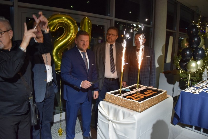 Prezes Andrzej Witek celebrował cięcie urodzinowego tortu