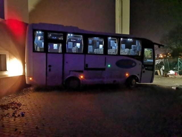Sprawcy (lub sprawca) zabrali autobus z dworca PKS w Słubicach. Swoją przejażdżkę zakończyli na jednym z budynków i zbiegli z miejsca zdarzenia