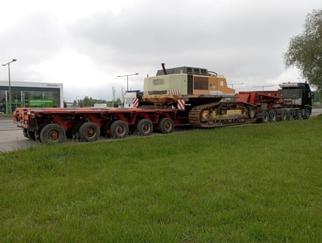 Zatrzymany zestaw ważył ponad 110 ton. Na przejazd ulicami miasta musi mieć zezwolenia od zarządców dróg i mostów.