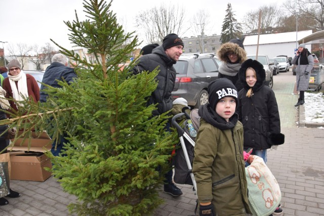 Uśmiechy dorosłych i dzieci to nieodłączny element akcji "Choinka za makulaturę"