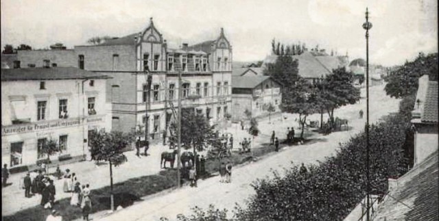 Przed wojną, obecna ulica Grunwaldzka nazywała się Dirschauerstrasse. Na początku XX wieku jezdnia była wąska, brukowana, a na poboczach rosła zieleń i pasły się konie
