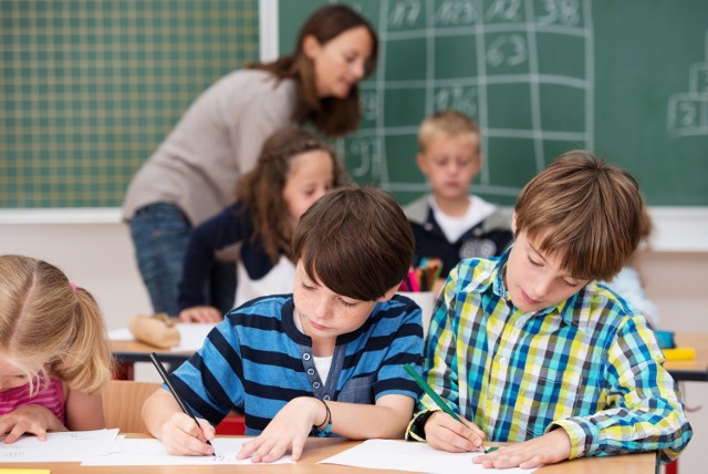 Lekcje w sobotę
21 grudnia Ministerstwo Edukacji opublikowało 11 projektów rozporządzeń wprowadzających zmiany w ustawie oświatowej. Między innymi chodzi o pomoc psychologiczno-pedagogiczną, funkcjonowanie samorządów uczniowskich czy organizację publicznych szkół i publicznych przedszkoli. Propozycjom MEN przyjrzało się Ogólnopolskie Porozumienie Rad Rodziców. Organizacja na Facebook'u umieściła alarmujący wpis, w którym informuje, że zmiany mają objąć także długość tygodnia nauki. 

OPRR zwraca uwagę, że po zmianach art. 111 pkt 14 ustawy z dnia 22 listopada 2018 r. o zmianie ustawy – Prawo oświatowe, ustawy o systemie oświaty oraz niektórych innych ustaw otrzyma nowe brzmienie - „14) organizację tygodnia pracy szkoły, z uwzględnieniem kształcenia w formie dziennej, stacjonarnej lub zaocznej, w tym, przypadki, w których kształcenie w formie dziennej może odbywać się przez 6 dni w tygodniu”.

Czytaj dalej > > >