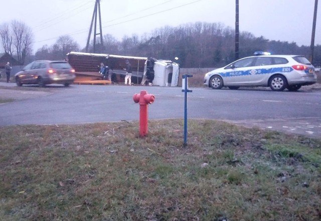 Do zdarzenia doszło we wtorek, 12 marca, z samego rana na drodze w Motylewie koło Gorzowa. Na miejscu jest policja.


Wszystko wydarzyło się około godz. 7.00. Ciężarówka jechała drogą w Motylewie. W pewnym momencie kierowca stracił panowanie nad pojazdem. Ciężarówka przewożąca metalowe ogrodzenia wypadła z drogi na pobocze i przewróciła się.

Na miejscu pracuje policja. Przyczyną zdarzenia było najprawdopodobniej niedostosowanie prędkości do warunków na drodze.

WIDEO: Tak strażacy z OSP Bogdaniec gnają do pożaru traw w Gorzowie


