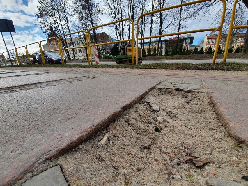 Szybka reakcja drogowców w Słupsku. Dziś zgłoszenie, rano dziura zaklejona [ZDJĘCIA]