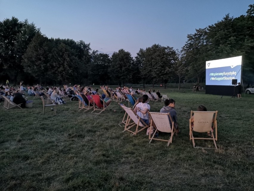 Z lekkim opóźnienie w tym roku, ale jednak powróciło Kino na trawie. Tym razem w Parku Lotników. Sprawdziliśmy, jak było