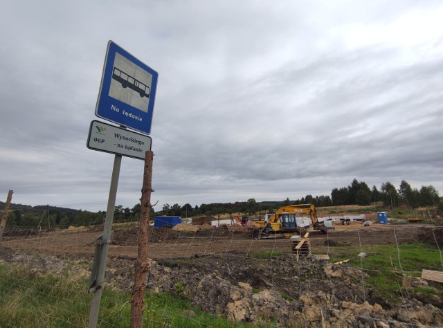 W pierwszych dniach października prace ziemne są już zaawansowane, ukończono przygotowywanie części fundamentów, rosną powoli ściany przyszłego sklepu. Obecnie ich wysokość można oszacować na około metr.