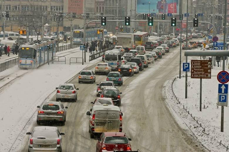 Korki we Wrocławiu? Miasto: Kierowcy nie radzą sobie ze śniegiem (ZDJĘCIA)