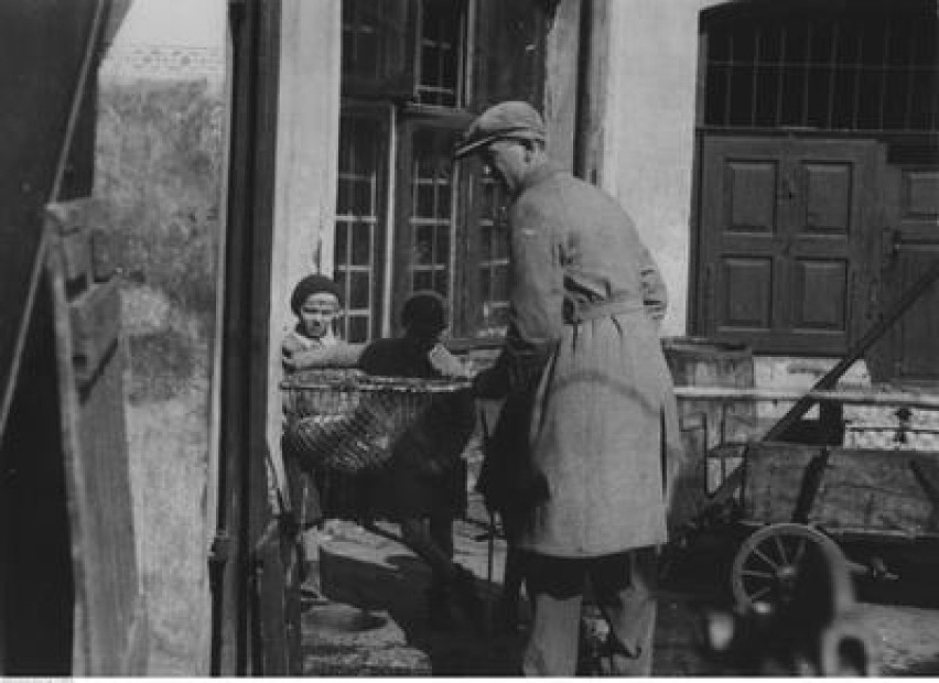 Handel uliczny w Sosnowcu. Rok 1933.