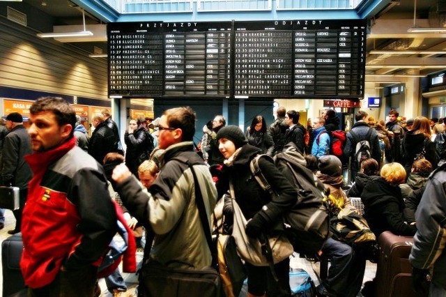 Tłok na dworcach nie maleje, a Przewozy Regionalne odwołują kolejne pociągi