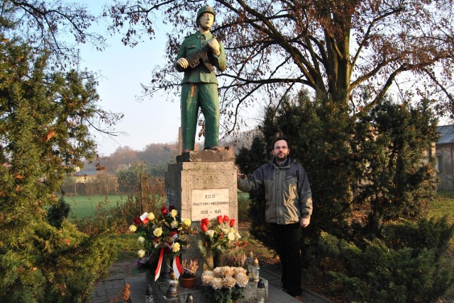 Paweł Michalski przy pomniku żołnierza